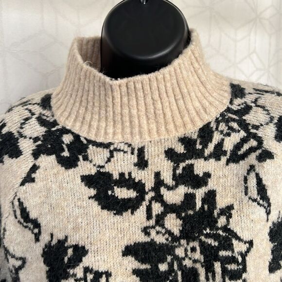 Peyton Primrose Acrylic Neutral Floral Sweater - Picture 4 of 6